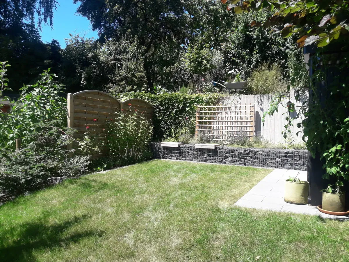 Gabionen als Stützmauer und Einfassung in einem Garten