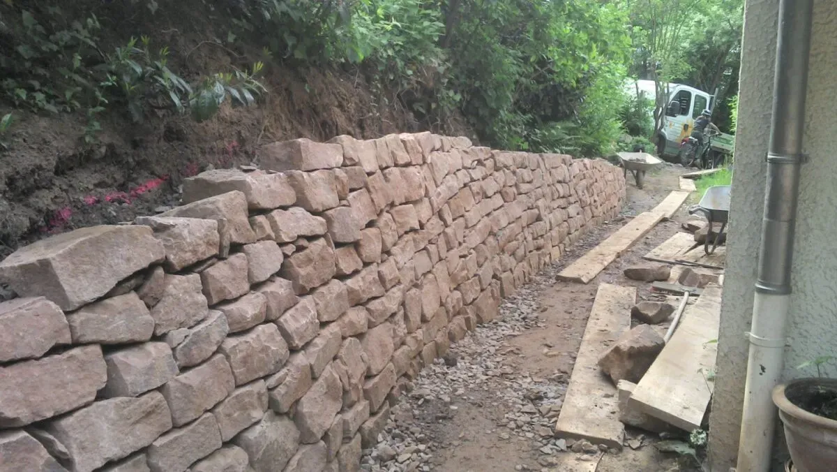 Trockenmauer aus Sandstein am Hang