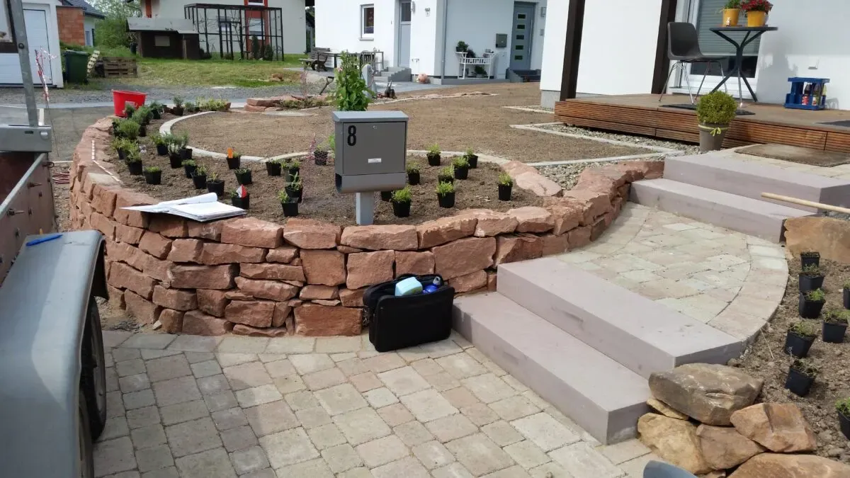 Vorgarten mit Hochbeet in einer Trockenmauer aus Sandstein