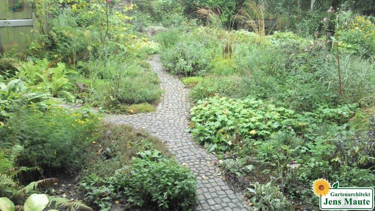 Naturnaher Garten mit Weg und Pflanzung
