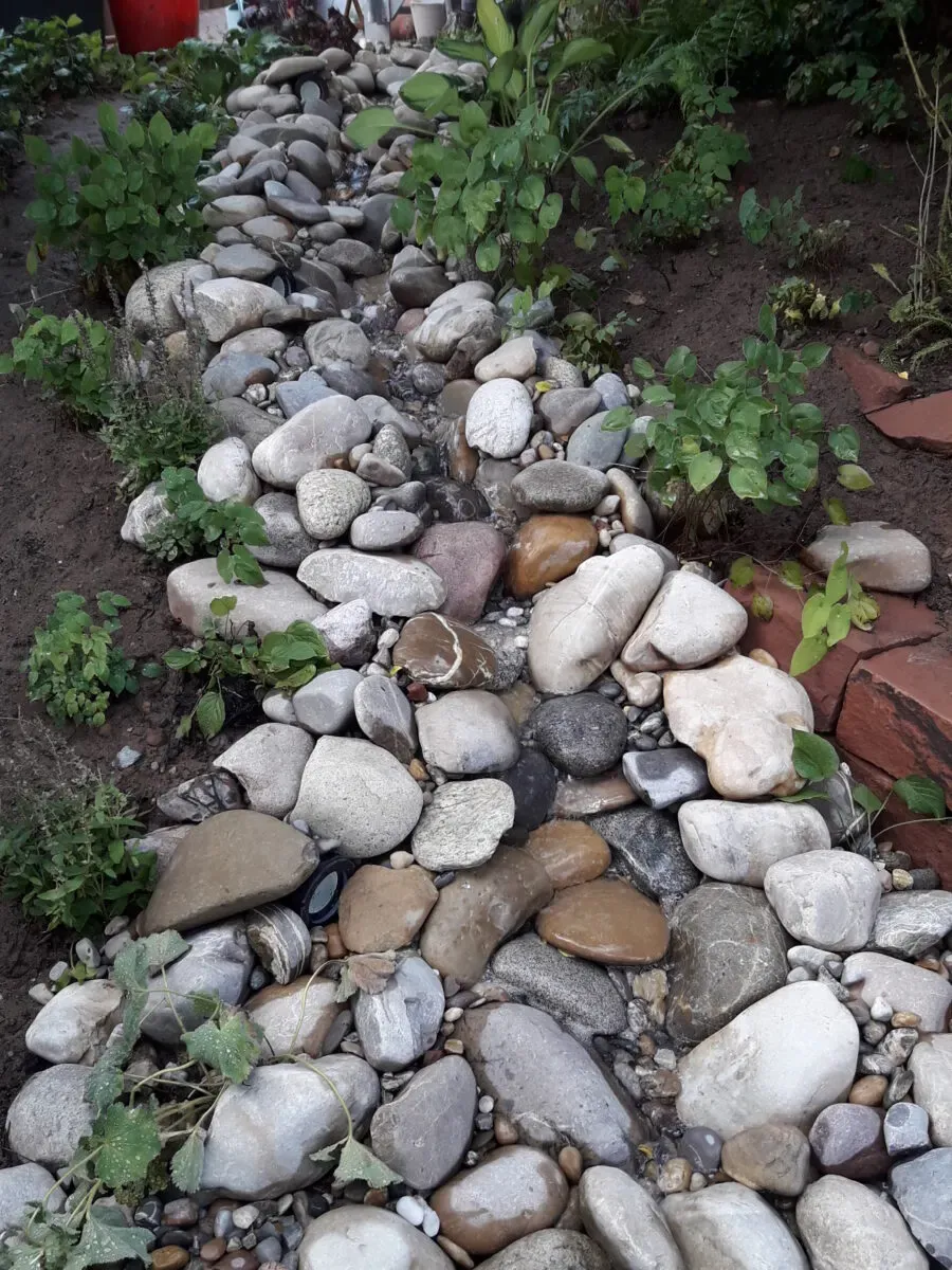 Bachlauf aus Natursteinen im Garten