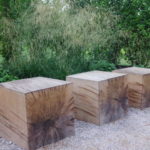 Holzklötze als Sitzfläche