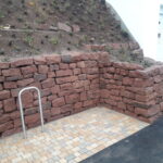Mauer Trockenmauer aus Sandsteinen Fahrradstellplatz