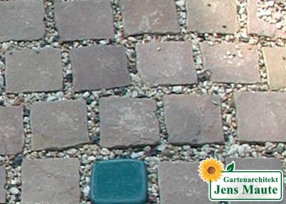 Natursteinpflaster mit offenen Fugen, hier kann Wasser versickern