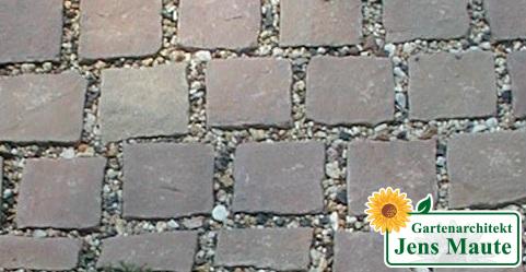Natursteinpflaster mit offenen Fugen