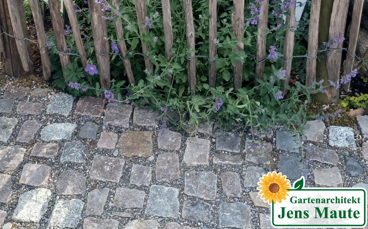 Natursteinpflaster mit offenen Fugen