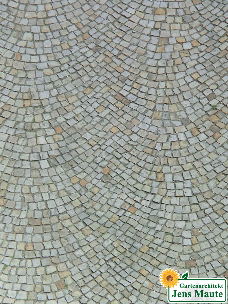 Natursteinpflaster mit offenen Fugen
