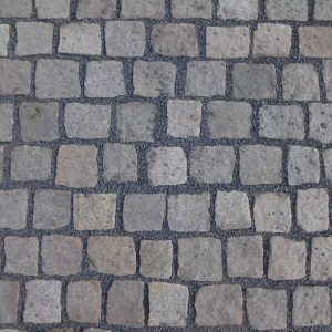 Natursteinpflaster mit offenen Fugen