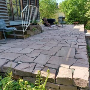 Natursteinplatten mit offenen Fugen